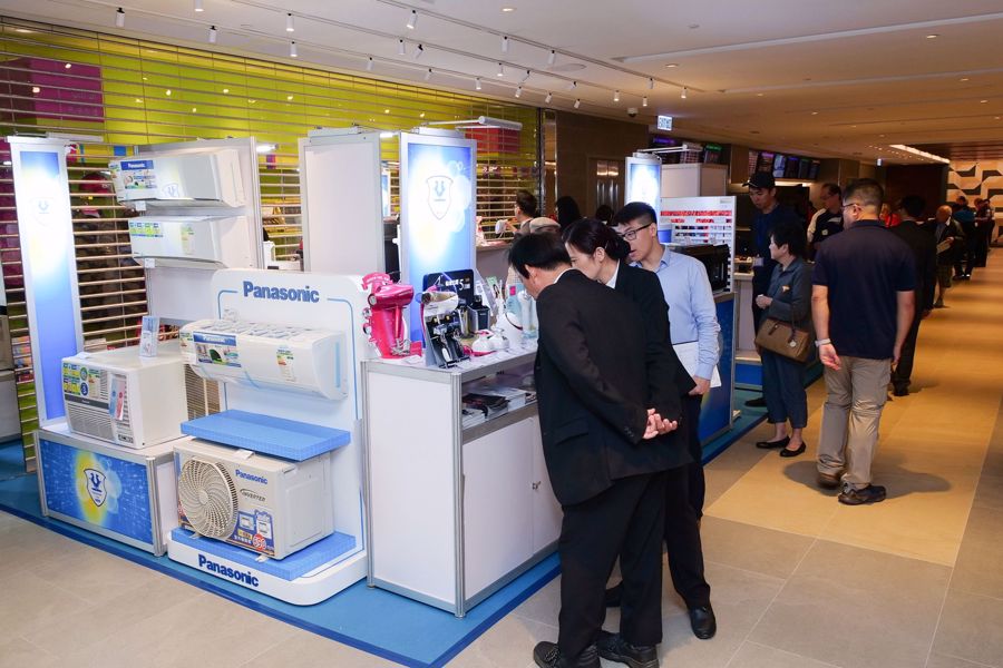 現場提供多款影音家電及健康美容產品供會員以優惠價選購，讓馬會會員在賞馬之餘，更可用享受購物的樂趣。